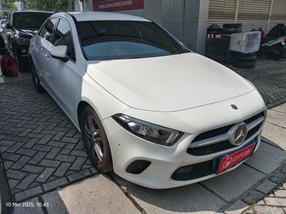 2021 Mercedes-Benz A200 1.3 - Foto 1 dari 6