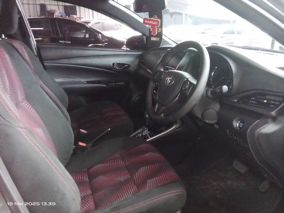 Foto Mobil Bekas Kabin Depan Toyota Yaris 1.5 S tahun 2020