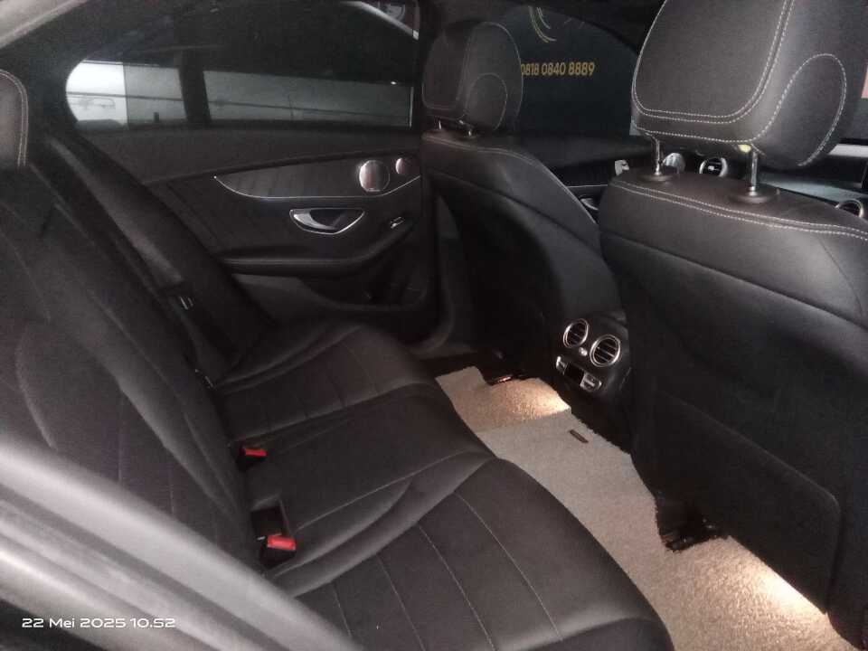 Foto Mobil Bekas Kabin Belakang Mercedes-Benz C300 2.0 tahun 2018