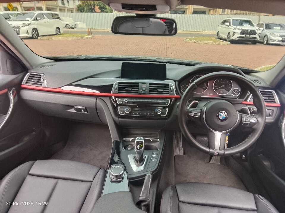 Foto Mobil Bekas Dashboard BMW 320i 2.0 tahun 2016