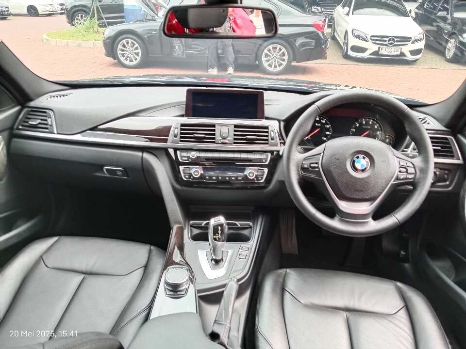 Foto Mobil Bekas Dashboard BMW 320i 2.0 tahun 2018