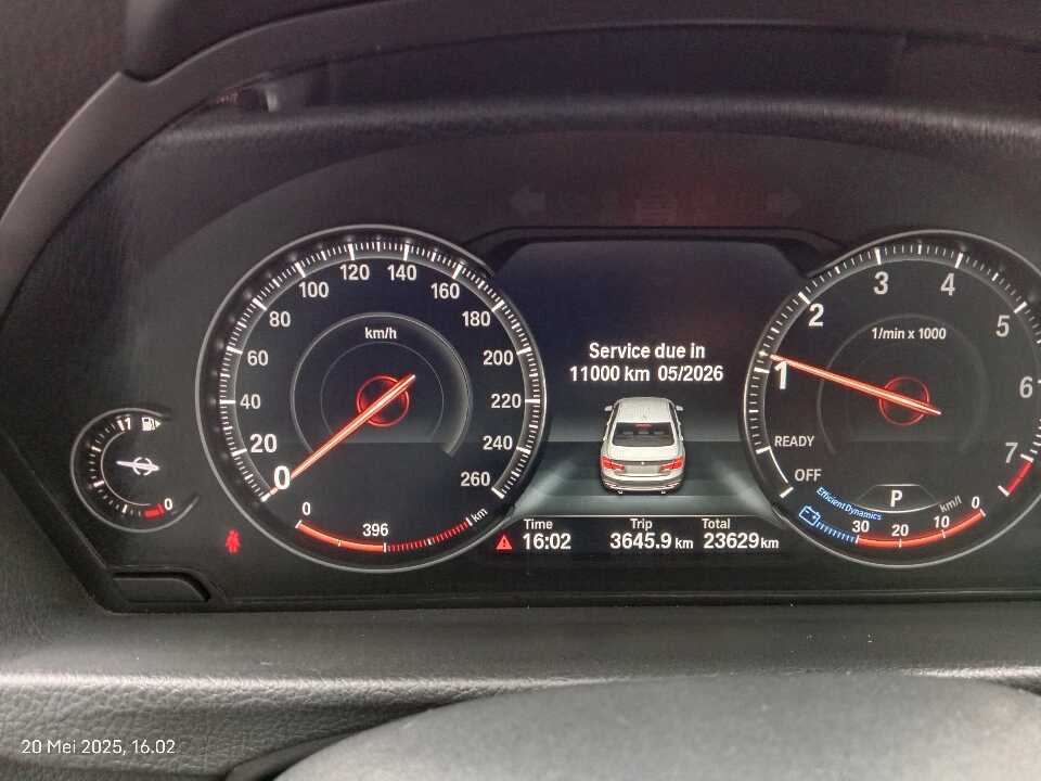 Foto Mobil Bekas Odometer BMW 320i 2.0 tahun 2018