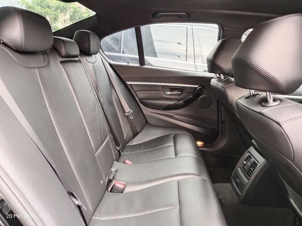 Foto Mobil Bekas Kabin Belakang BMW 320i 2.0 tahun 2018