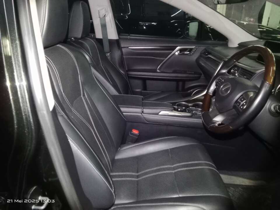 Foto Mobil Bekas Kabin Depan Lexus RX 300 2.0 Luxury tahun 2018