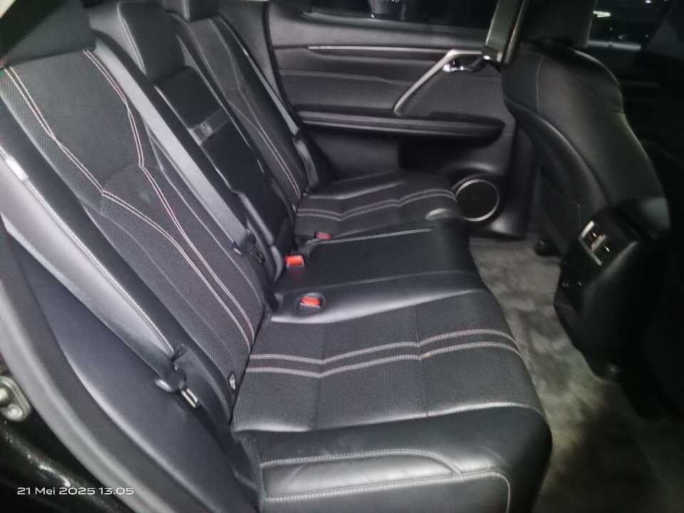 Foto Mobil Bekas Kabin Belakang Lexus RX 300 2.0 Luxury tahun 2018