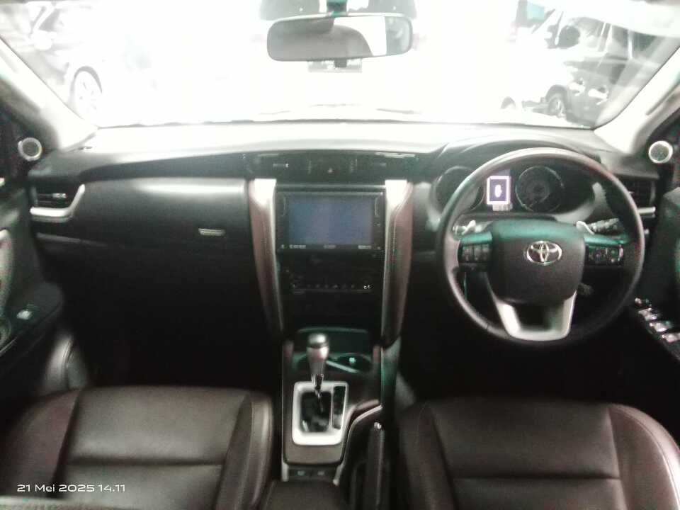 Foto Mobil Bekas Dashboard Toyota Fortuner 2.4 4X2 VRZ tahun 2020