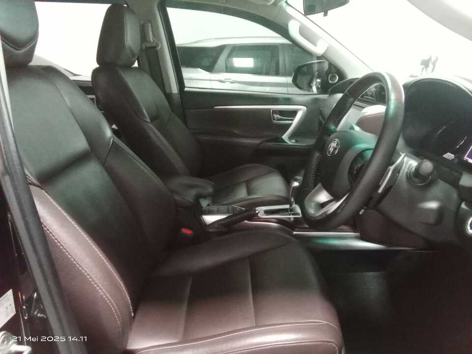 Foto Mobil Bekas Kabin Depan Toyota Fortuner 2.4 4X2 VRZ tahun 2020