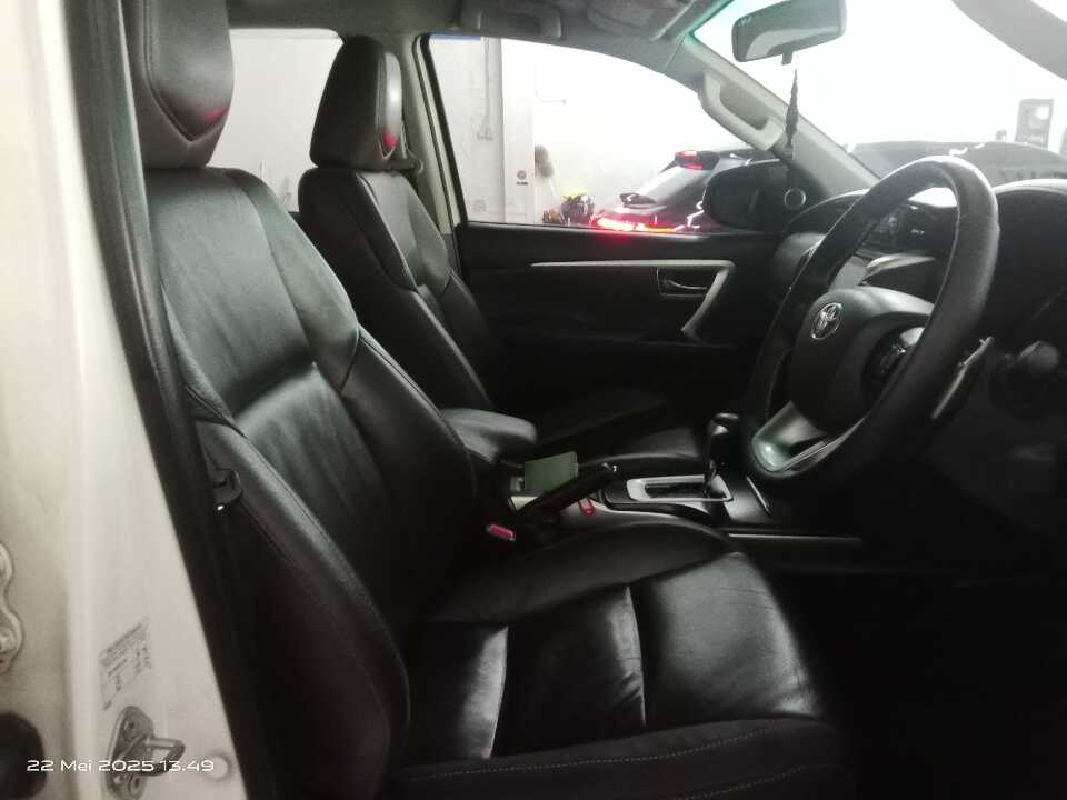 Foto Mobil Bekas Kabin Depan Toyota Fortuner 2.4 4X2 VRZ tahun 2017