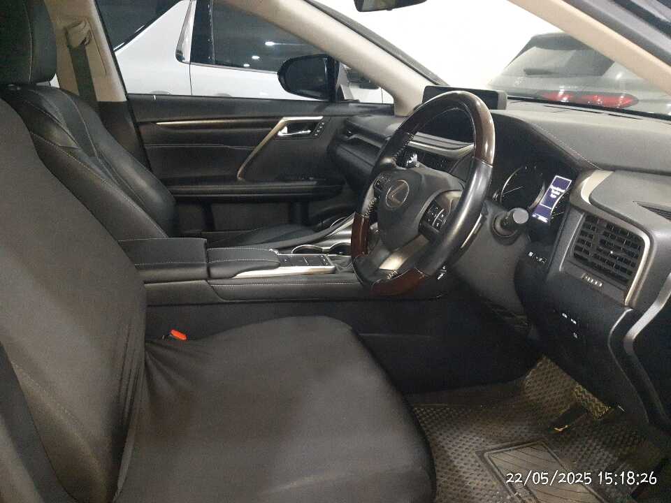 Foto Mobil Bekas Kabin Depan Lexus RX 300 2.0 Luxury tahun 2019