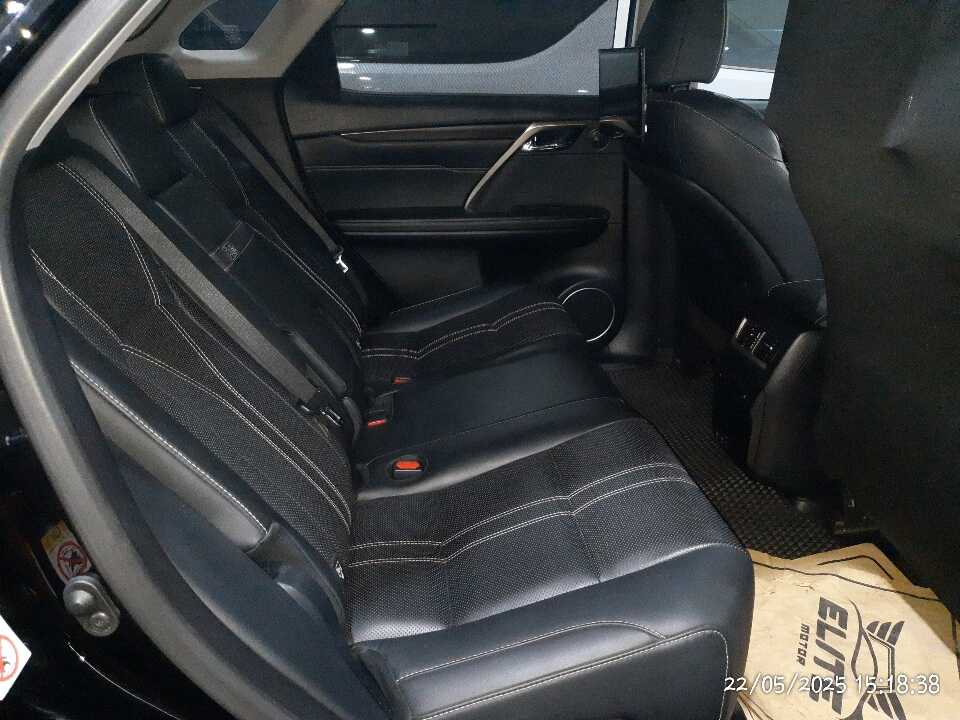 Foto Mobil Bekas Kabin Belakang Lexus RX 300 2.0 Luxury tahun 2019