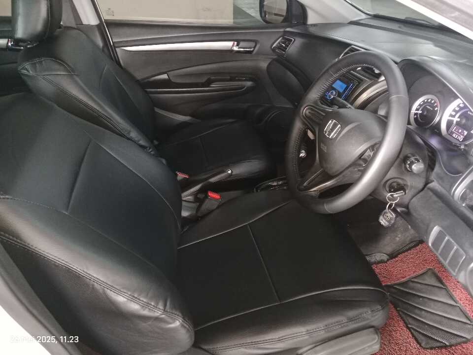 Foto Mobil Bekas Kabin Depan Honda City 1.5 E tahun 2013