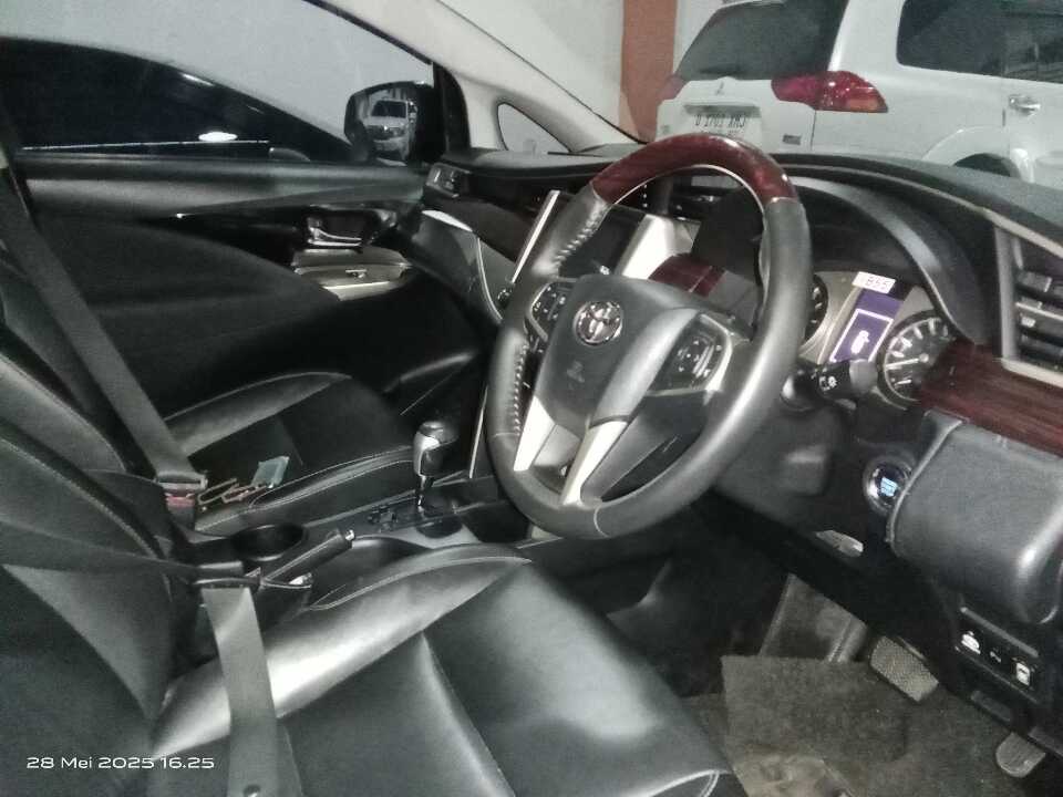 Foto Mobil Bekas Kabin Depan Toyota Innova 2.0 Venturer tahun 2017