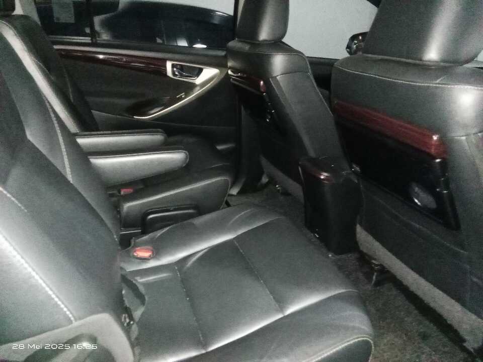 Foto Mobil Bekas Kabin Belakang Toyota Innova 2.0 Venturer tahun 2017