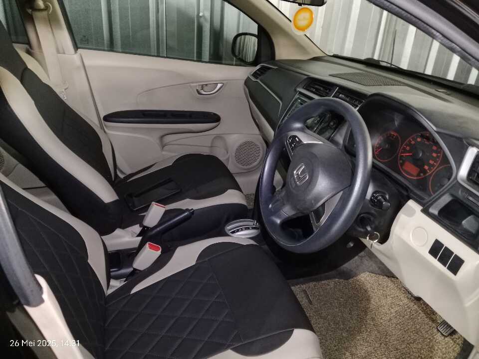 Foto Mobil Bekas Kabin Depan Honda Brio 1.2 Satya E tahun 2018