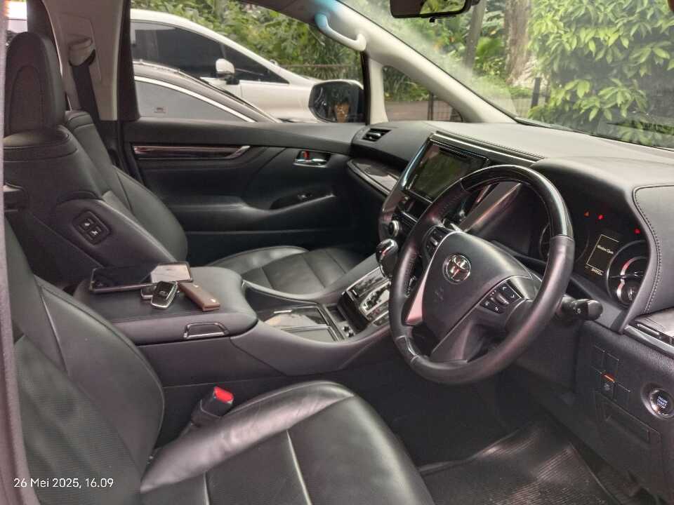 Foto Mobil Bekas Kabin Depan Toyota Vellfire 2.5 G tahun 2019