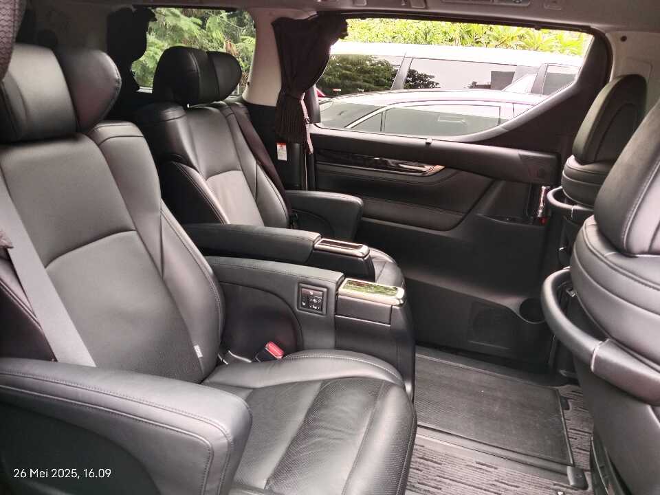 Foto Mobil Bekas Kabin Belakang Toyota Vellfire 2.5 G tahun 2019