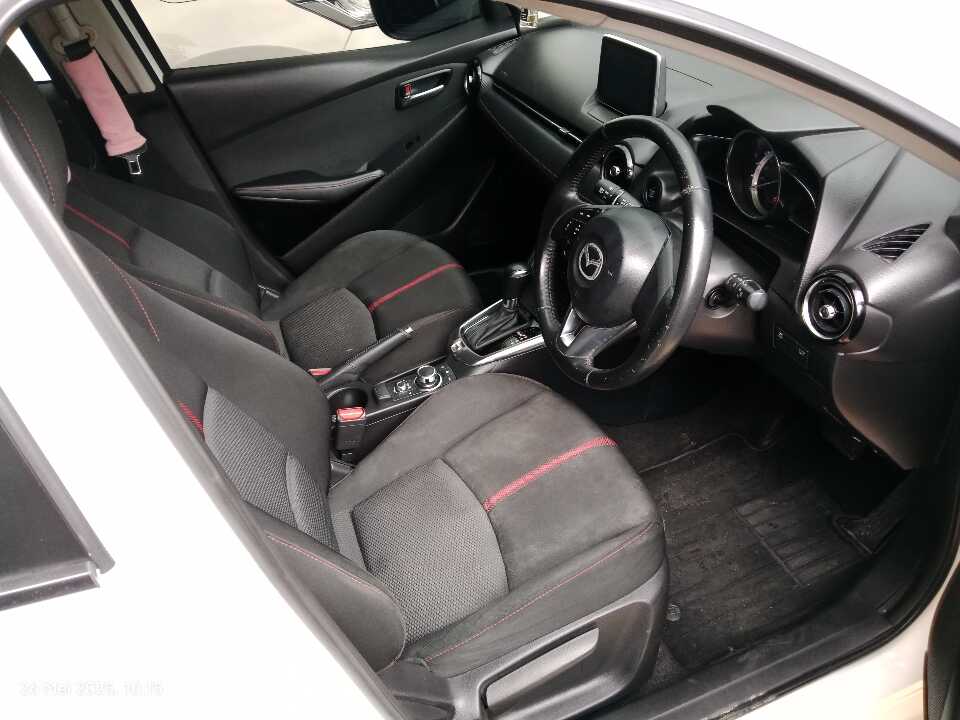 Foto Mobil Bekas Kabin Depan Mazda 2 1.5 Skyactiv tahun 2016