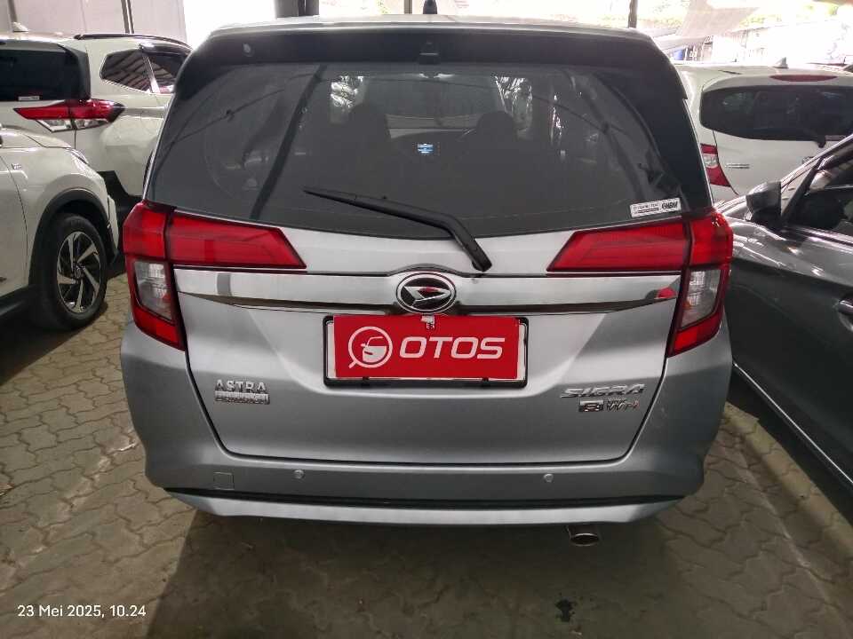 Foto Mobil Bekas Tampak Belakang Daihatsu Sigra 1.2 R tahun 2020