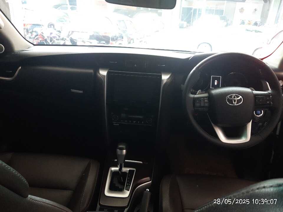 Foto Mobil Bekas Dashboard Toyota Fortuner 2.4 4X2 VRZ tahun 2018
