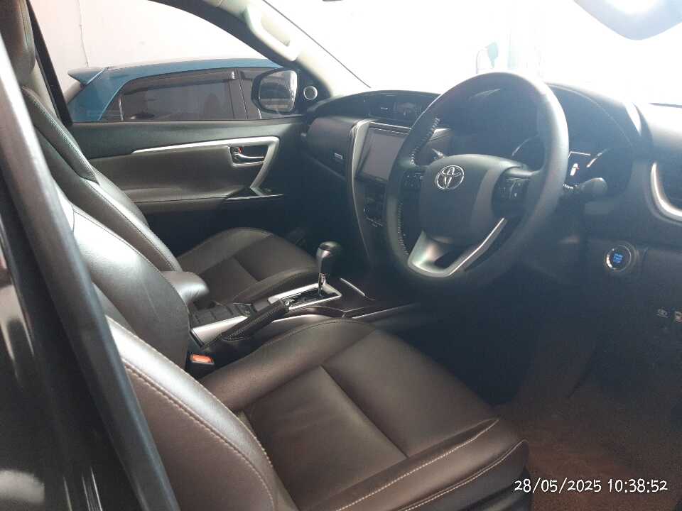 Foto Mobil Bekas Kabin Depan Toyota Fortuner 2.4 4X2 VRZ tahun 2018