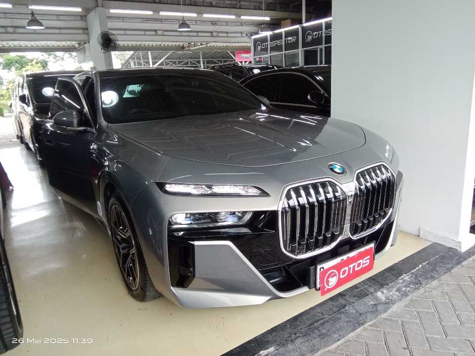 2023 BMW 735i 3.0 Limousine - Foto 1 dari 6