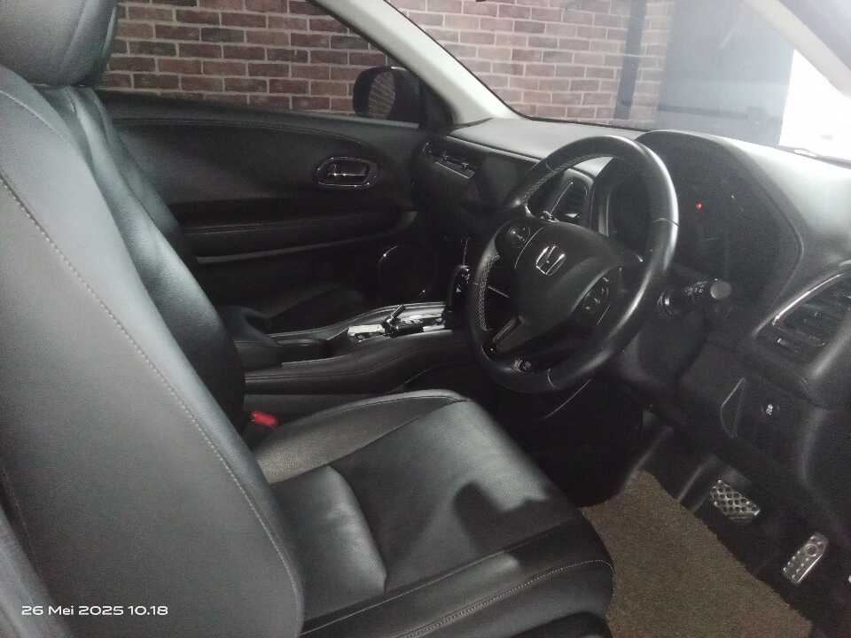 Foto Mobil Bekas Kabin Depan Honda HR-V 1.5 E tahun 2018