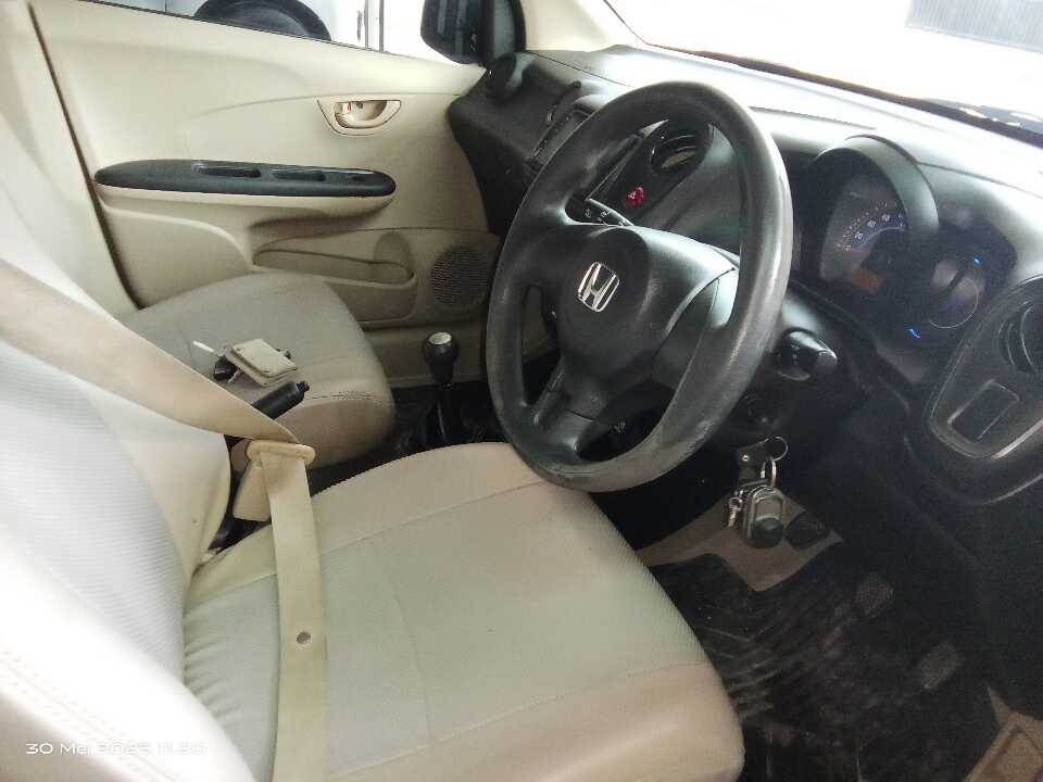 Foto Mobil Bekas Kabin Depan Honda Mobilio 1.5 S tahun 2014