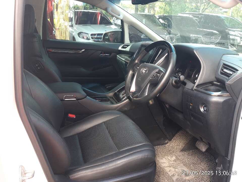 Foto Mobil Bekas Kabin Depan Toyota Vellfire 2.5 G tahun 2015