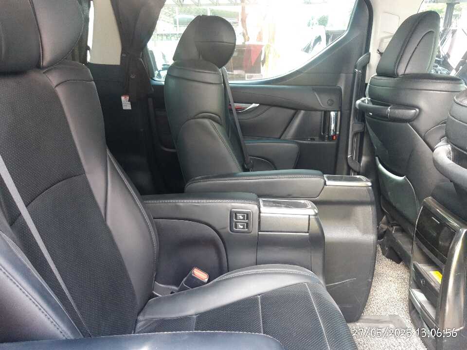 Foto Mobil Bekas Kabin Belakang Toyota Vellfire 2.5 G tahun 2015