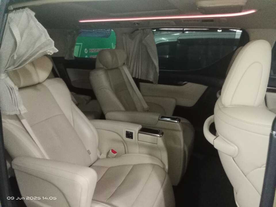 Foto Mobil Bekas Kabin Belakang Toyota Alphard 2.5 G tahun 2018