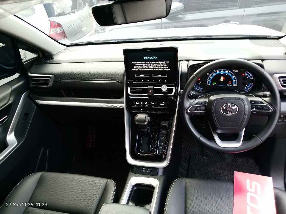 Foto Mobil Bekas Dashboard Toyota Innova 2.0 Zenix Q HV CVT TSS Modellista tahun 2023