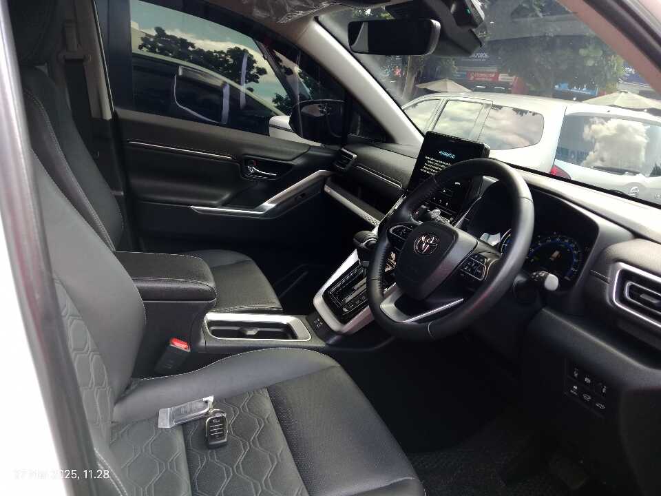 Foto Mobil Bekas Kabin Depan Toyota Innova 2.0 Zenix Q HV CVT TSS Modellista tahun 2023