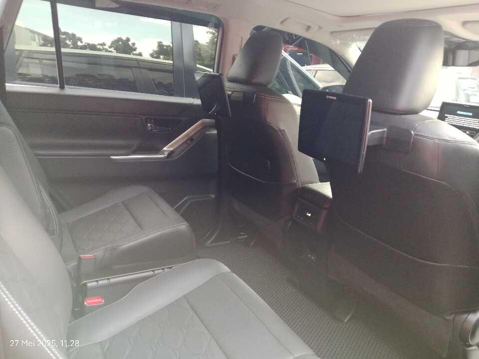 Foto Mobil Bekas Kabin Belakang Toyota Innova 2.0 Zenix Q HV CVT TSS Modellista tahun 2023