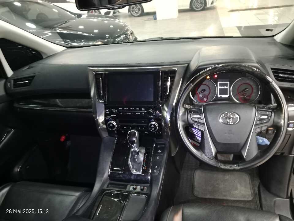 Foto Mobil Bekas Dashboard Toyota Alphard 2.5 tahun 2018