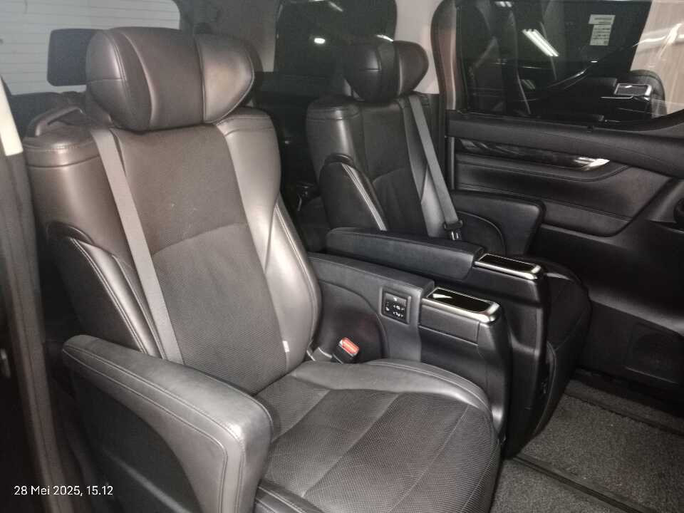 Foto Mobil Bekas Kabin Belakang Toyota Alphard 2.5 tahun 2018