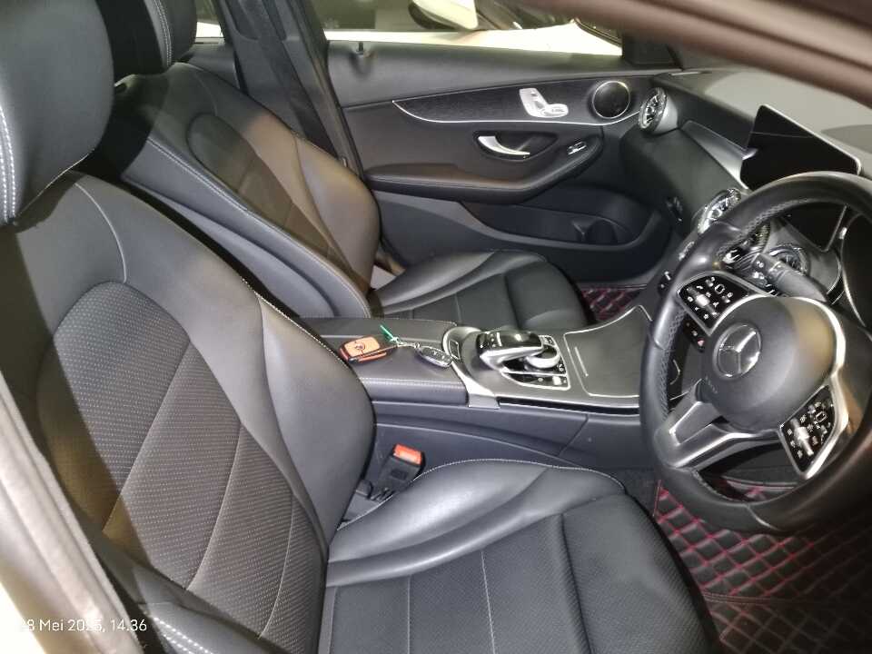 Foto Mobil Bekas Kabin Depan Mercedes-Benz C200 2.0 W205 tahun 2021