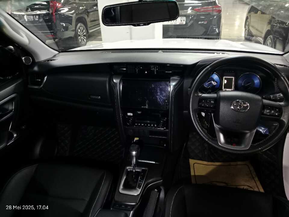 Foto Mobil Bekas Dashboard Toyota Fortuner 2.8 4X2 VRZ tahun 2022