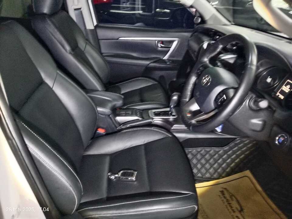 Foto Mobil Bekas Kabin Depan Toyota Fortuner 2.8 4X2 VRZ tahun 2022