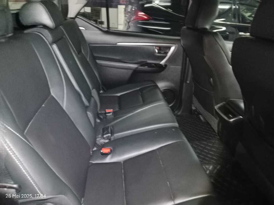 Foto Mobil Bekas Kabin Belakang Toyota Fortuner 2.8 4X2 VRZ tahun 2022