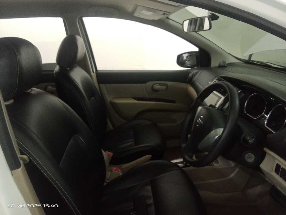 Foto Mobil Bekas Kabin Depan Nissan Grand Livina 1.5 SV tahun 2016