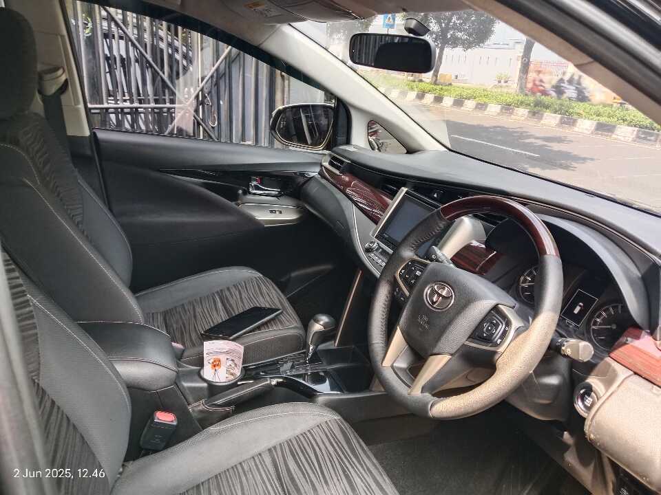 Foto Mobil Bekas Kabin Depan Toyota Innova 2.0 Q tahun 2017