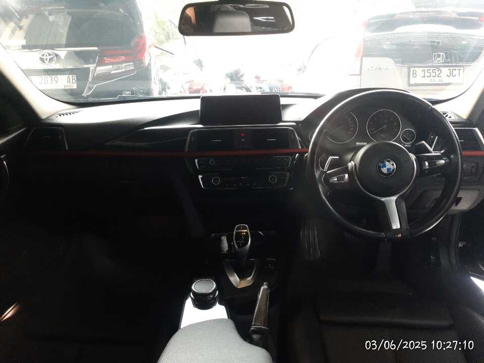Foto Mobil Bekas Dashboard BMW 320i 2.0 tahun 2016