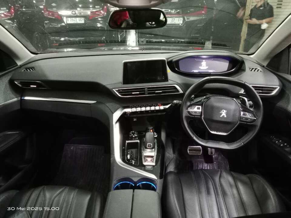 Foto Mobil Bekas Dashboard Peugeot 5008 1.6 tahun 2021