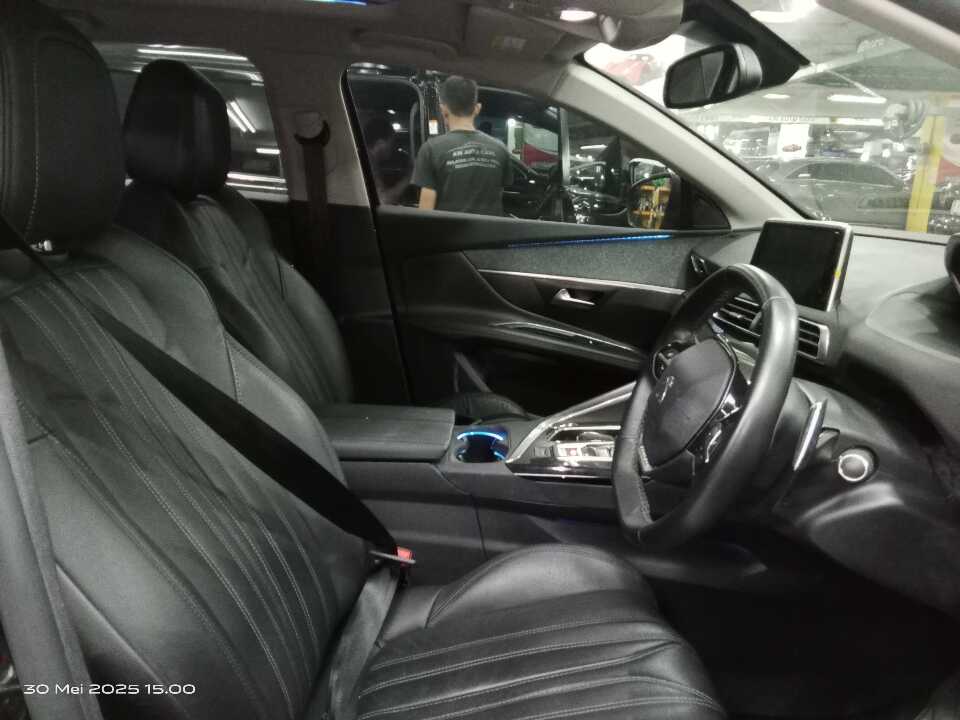 Foto Mobil Bekas Kabin Depan Peugeot 5008 1.6 tahun 2021