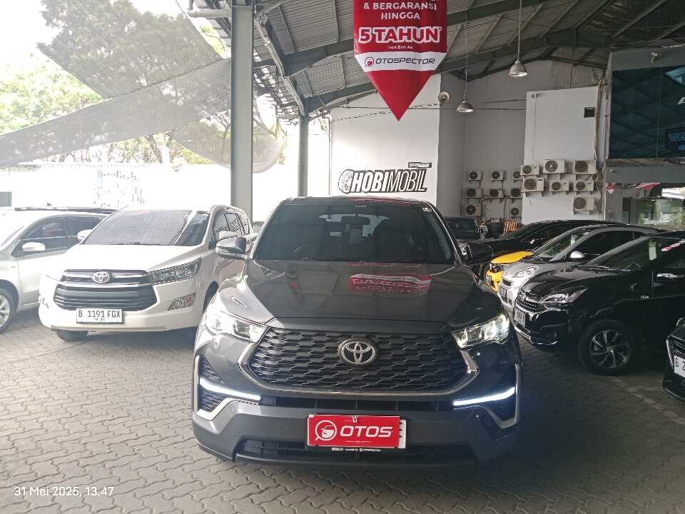 Foto Mobil Bekas Tampak Depan Toyota Innova 2.0 V tahun 2023