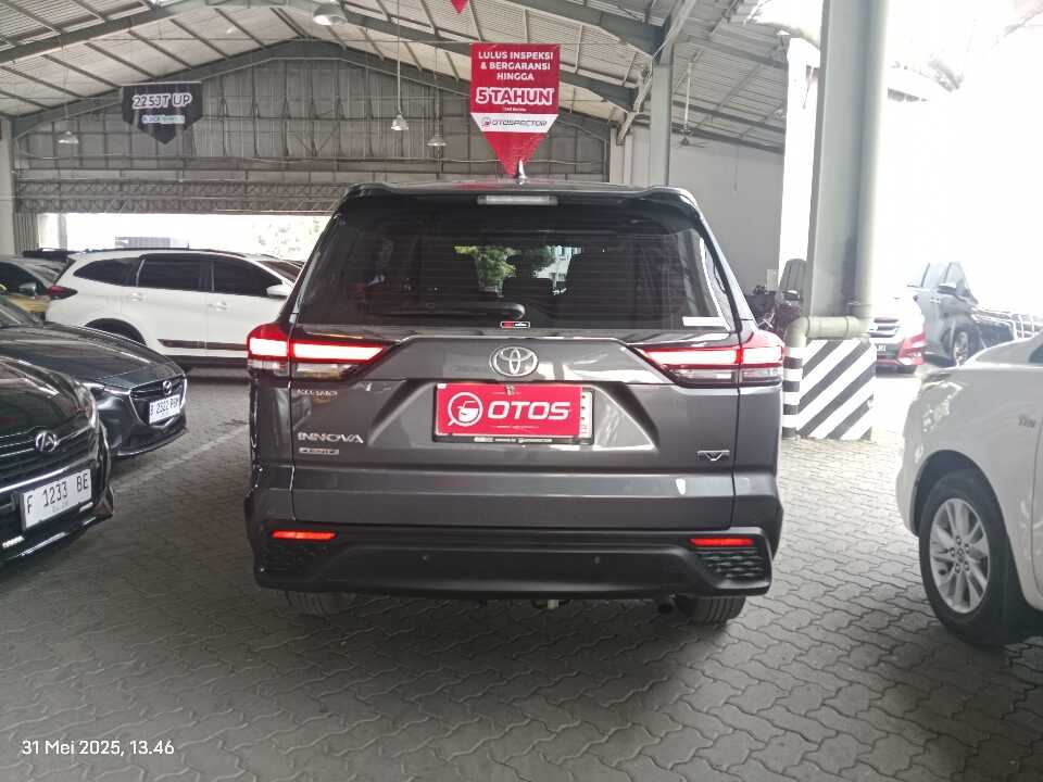 Foto Mobil Bekas Tampak Belakang Toyota Innova 2.0 V tahun 2023