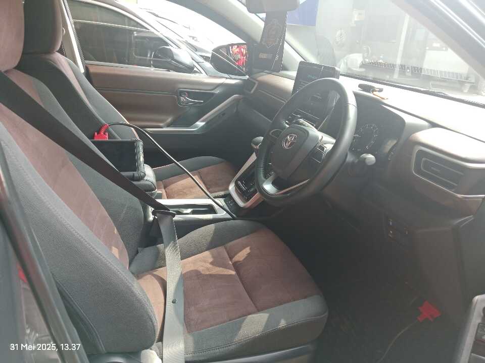 Foto Mobil Bekas Kabin Depan Toyota Innova 2.0 V tahun 2023