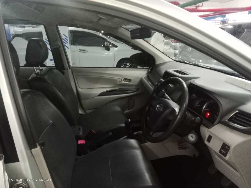 Foto Mobil Bekas Kabin Depan Daihatsu Xenia 1.3 X tahun 2019