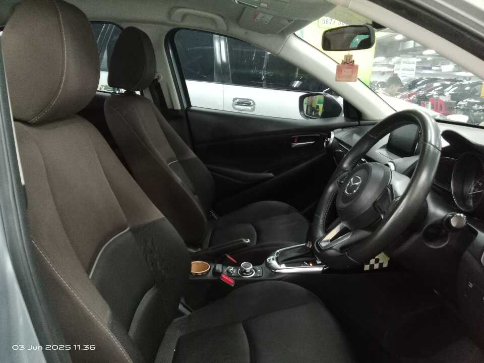 Foto Mobil Bekas Kabin Depan Mazda 2 1.5 tahun 2019