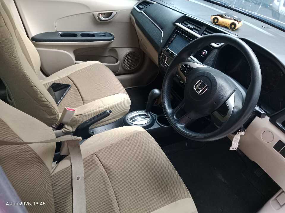 Foto Mobil Bekas Kabin Depan Honda Brio 1.2 Satya E tahun 2018
